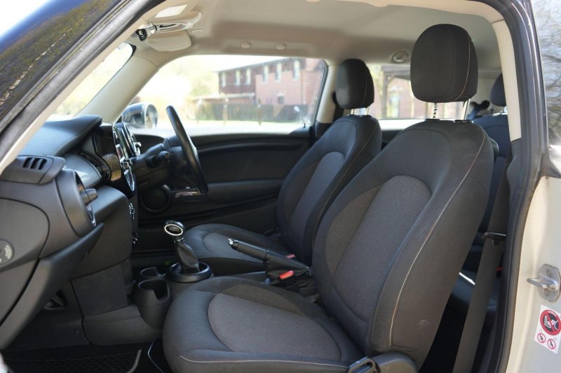 MINI HATCH